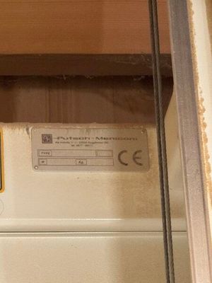 une pancarte apposée sur la porte d'un train hors service