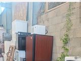 deux photos côte à côte d'une pièce remplie d'appareils électroménagers et d'appareils électroménagers