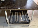 une image représentant une table sur laquelle sont posés plusieurs rouleaux de tissu