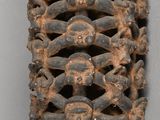 une image représentant une sculpture en bois représentant une tête d'homme aux multiples visages