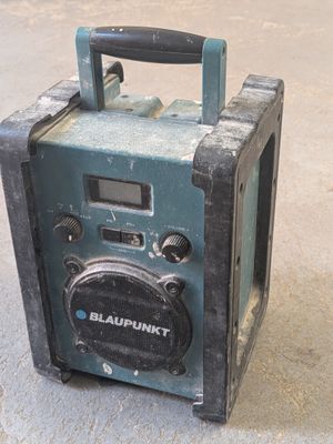 une vieille radio posée par terre