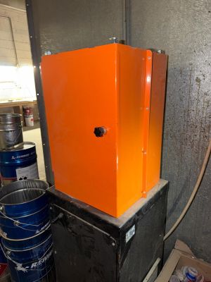 une boîte orange posée sur une boîte noire