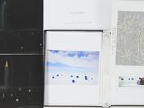un livre ouvert sur une illustration représentant une station spatiale