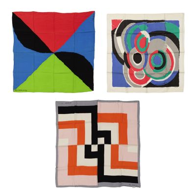 quatre œuvres d'art sont exposées sur une surface blanche