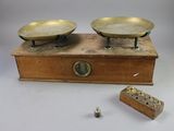 une boîte en bois sur laquelle sont fixées deux plaques en laiton