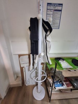 Poubelle en PVC noir Poubelle en PVC noir et inox Machine à …