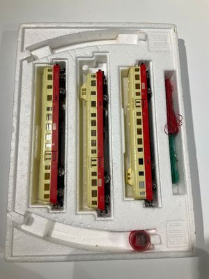 quatre wagons dans une boîte blanche posée sur une table