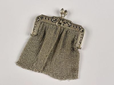un sac à main ancien en maille d'argent, muni d'une anse en chaîne et d'un fermoir