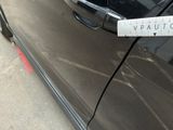 a sticker on the door of a car that says vauto