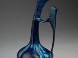 un vase bleu posé sur une table