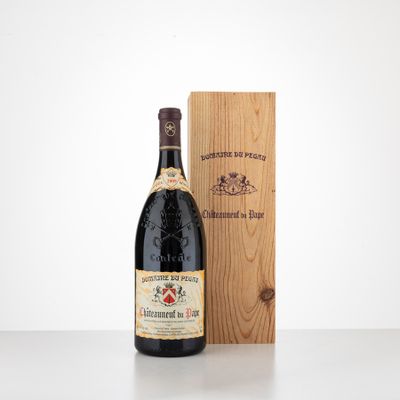 une bouteille de vin posée à côté d'une caisse en bois