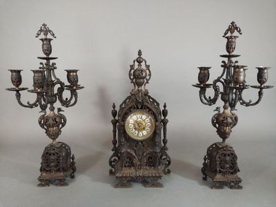 trois types d'horloges exposées sur une table