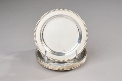 un plateau en argent aux bords perlés posé sur une table