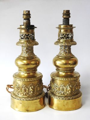 Paire de lampes en cuivre et laiton à riche décor au repouss…