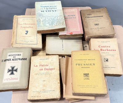un grand nombre de livres posés sur une table