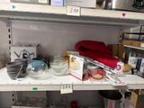 beaucoup d'articles sur les étagères du magasin