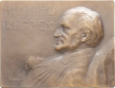 un gros plan sur une plaque en bronze représentant le visage d'un homme