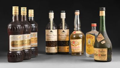 plusieurs bouteilles d'alcool sont alignées sur une table
