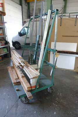 un chariot sur lequel sont posées plusieurs pièces de bois