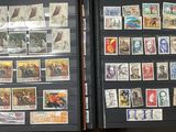 deux vitrines sur lesquelles sont exposés des timbres