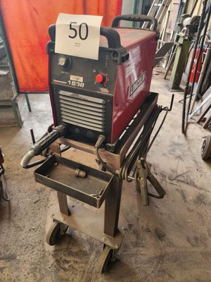 une image d'une machine à souder dans un garage