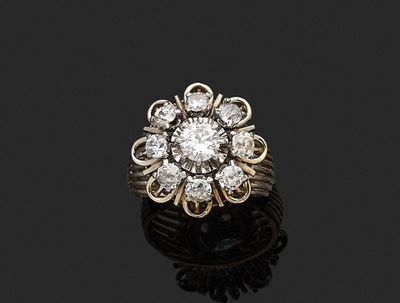 une bague sertie de diamants en grappe