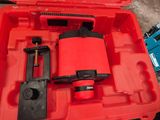 une boîte à outils rouge avec des outils sur le sol