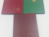 trois cahiers rouges et verts ornés de dorures