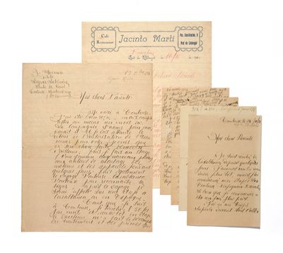un tas de vieilles lettres posées les unes à côté des autres sur une table