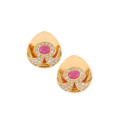 une photo d'une paire de boucles d'oreilles en diamants roses et blancs