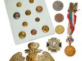 une image représentant une collection de médailles et d'autres objets posés sur une surface blanche