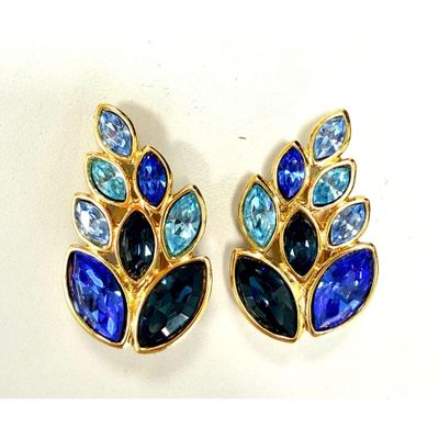 deux paires de boucles d'oreilles bleues et en cristal bleu posées sur un fond blanc