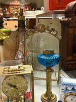Lampes à pétrole, petite vitrine (accidents), deux pendules,… (photo 3)