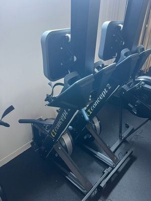 une machine qui se trouve dans le coin d'une pièce