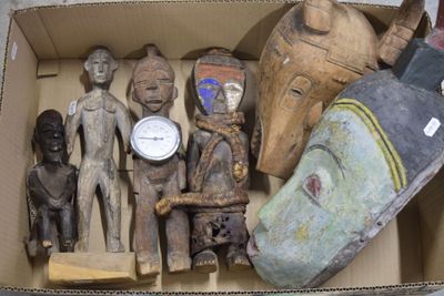 une boîte en carton remplie d'œuvres d'art diverses