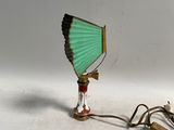 une petite lampe surmontée d'un ventilateur vert