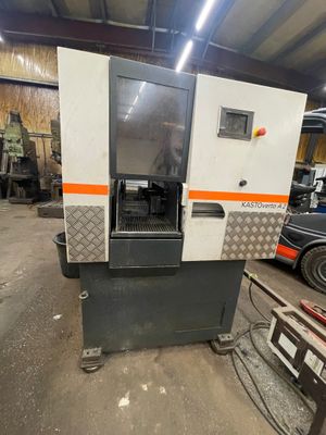 une photo d'une machine qui se trouve dans un garage