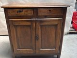 une vieille armoire en bois à deux tiroirs et deux portes