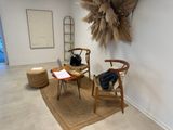 a room with two chairs, a table, and a mirror