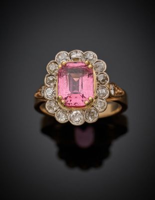 une bague en tourmaline rose et diamant