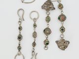 trois paires de boucles d'oreilles en argent et une paire de boucles d'oreilles en argent