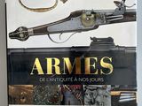 une image représentant un livre sur lequel figurent une arme à feu et une épée