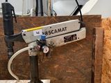 une machine posée sur un morceau de bois