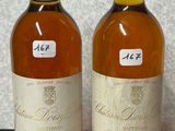deux bouteilles de vin posées l'une à côté de l'autre sur un comptoir