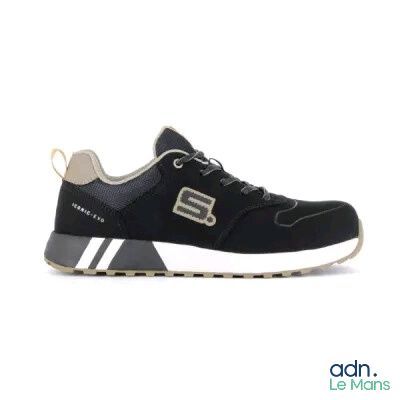 un gros plan sur une paire de chaussures noires et blanches sur fond blanc