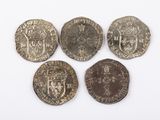 quatre pièces d'argent sur lesquelles figure un blason