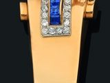 une photo en gros plan d'une bague en diamant bleue et blanche