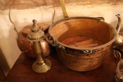 Ensemble de cuivres et laiton dont chaudron, soupière, bouge… - Photo 1