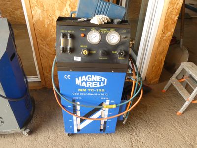 une machine posée sur le sol du garage