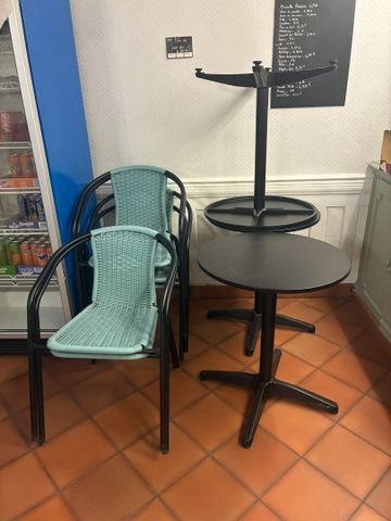 Trois guéridons modernes métal laqué noir, six fauteuils métal la...